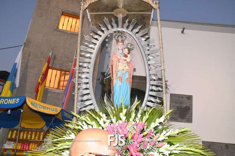 Imagen de la patrona, anoche durante la romería popular/Francisco Javier Santana.